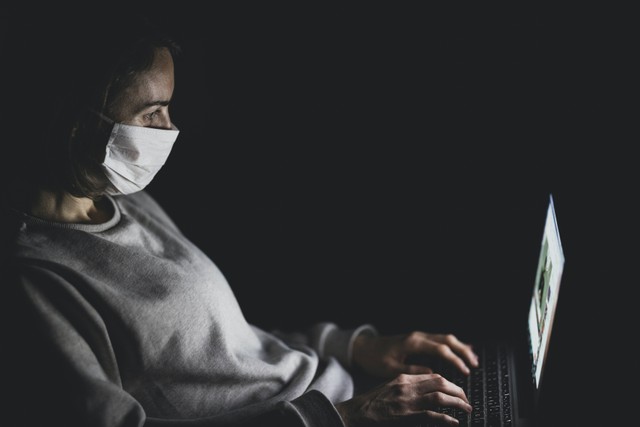 Ilustrasi karyawan bekerja saat sakit, Foto: unsplash