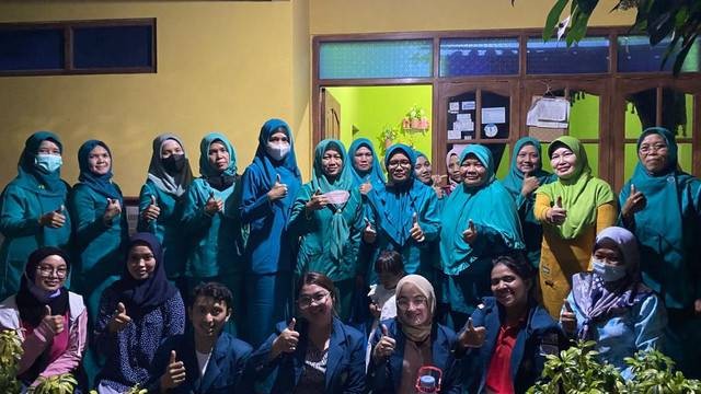 Mahasiswa KKN Tim II Undip bersama KWT RW 02 Kelurahan Kalisegoro setelah bersosialisasi tentang cara pembuatan biopestisida dari limbah kulit bawang. Semarang, Sabtu (23/7). Foto: Raehan Maulana