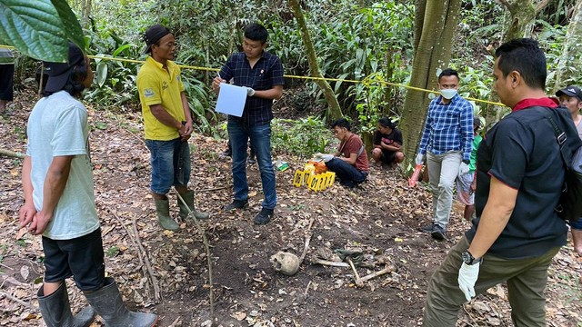 Polisi saat melakukan cek TKP penemuan tengkorak manusia di jurang Kabupaten Humbang Hasudutan, Sumatera Utara, Selasa (9/8/2022). Foto: Polres Humbang Hasudutan