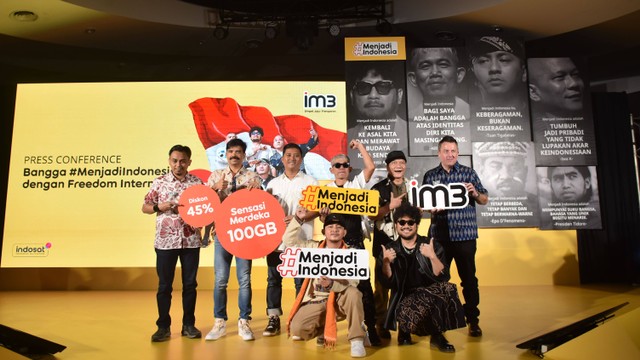 Kampanye IM3 bertajuk Menjadi Indonesia. Dari kiri ke kanan: Tepi Aditia, VP Head Prepaid Product Marketing IOH, Ritesh Kumar Singh, COO IOH, Fahroni Arifin, SVP Head of Brand Management & Strategy IOH, musisi Kill the DJ dan Iwa K, Head Of Marketing IM3 Alistair Johnston, musisi Tuan Tiga Belas dan Kunto Aji. Foto: IM3