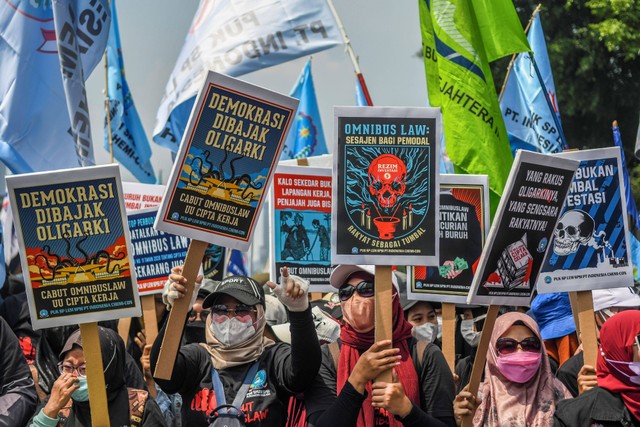 Sejumlah buruh mengikuti aksi unjuk rasa di depan gedung DPR, Jakarta, Rabu (10/8/2022). Foto: Galih Pradipta/Antara Foto