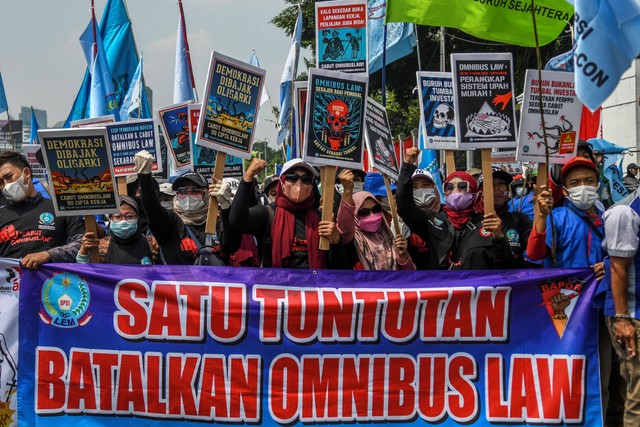 Sejumlah buruh mengikuti aksi unjuk rasa di depan gedung DPR, Jakarta, Rabu (10/8/2022). Foto: Galih Pradipta/Antara Foto