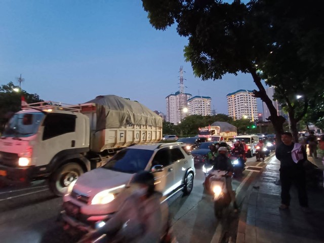 Kemacetan usai demo buruh di DPR, Rabu (10/8/2022). Foto: Ainun Nabila/kumparan
