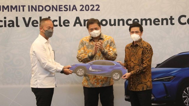 Penyerahan secara simbolis mobil listrik Lexus UX 300e yang akan digunakan delegasi KTT G20. Foto: Dok. Istimewa