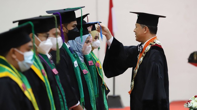 Rektor Universitas Syiah Kuala, Prof Marwan dalam prosesi wisuda mahasiswa. Foto: Humas USK 