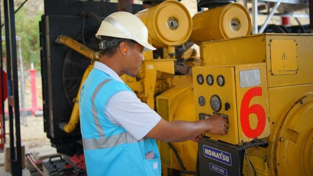 Petugas PLN di Karubaga, ibu kota Tolikara. (Foto PLN Papua)