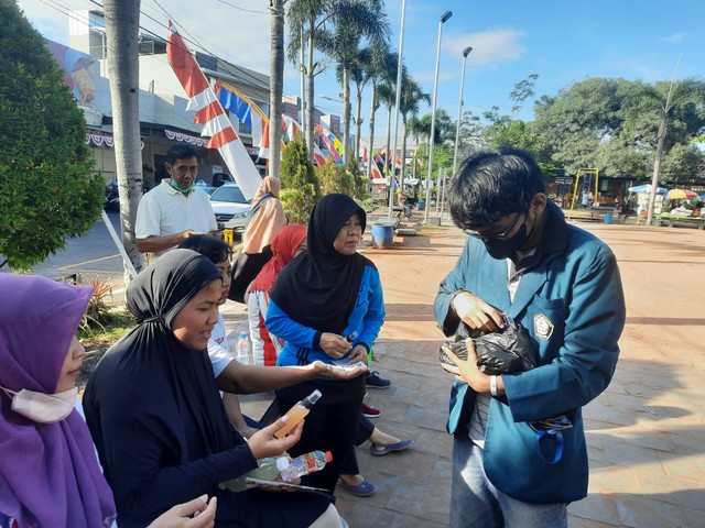 Pembagian Pupuk Organik Cair oleh mahasiswa KKN Tim II Universitas Diponegoro Tahun 2021/2022 kepada warga (Dokumentasi Pribadi)