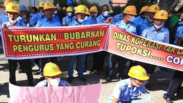 Para tenaga kerja bongkar muat di Teluk Bayur yang tergabung dalam Koperbam melakukan aksi demo ke DPRD Padang, Sumatera Barat, Senin 18 Juli 2022. Foto: Ahmad/Langkan
