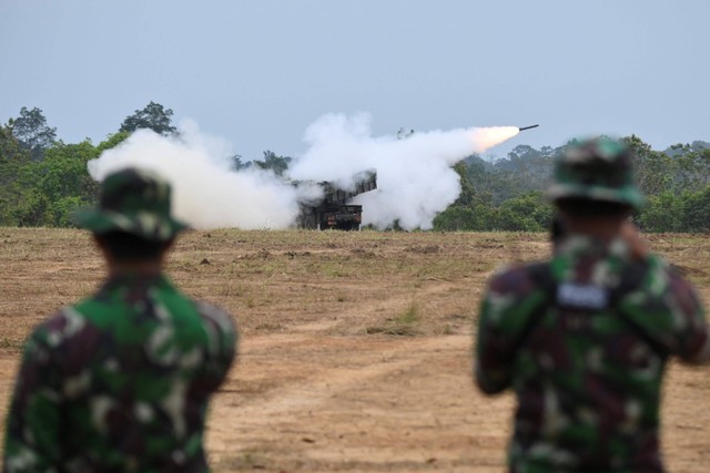 Sebuah 'Multiple Launch Rocket System (MLRS)' Astros II MK 6 dari TNI AD menembakkan roket saat melakukan latihan penembakan roket dalam 'Live Fire Exercise (LFX)' Super Garuda Shield 2022 di Puslatpur Baturaja, Ogan Komering Ulu (OKU) Timur,Sumatera Selatan, Rabu (10/8/2022). Foto: M Risyal Hidayat/ANTARA FOTO