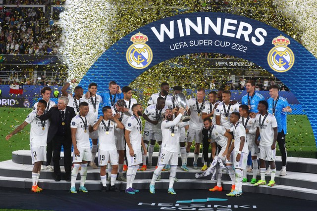 Selebrasi pemain Real Madrid saat menjadi juara Piala Super Eropa usai mengalahkan Eintracht Frankfurt di Stadion Olimpiade Helsinki, Helsinki, Finlandia.
 Foto: Kai Pfaffenbach/REUTERS