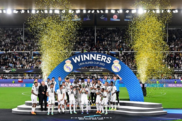Selebrasi pemain Real Madrid saat menjadi juara Piala Super Eropa usai mengalahkan Eintracht Frankfurt di Stadion Olimpiade Helsinki, Helsinki, Finlandia.
 Foto: JAVIER SORIANO / AFP