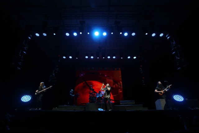 Penampilan grup musik Dream Theater saat tampil pada konser "Top Of The World Tour" di Halaman Parkir Stadion Manahan, Solo, Jawa Tengah, Rabu (10/8/2022).  Foto: ANTARA FOTO/Nicolous Irawan/SOLOPOS/POOL