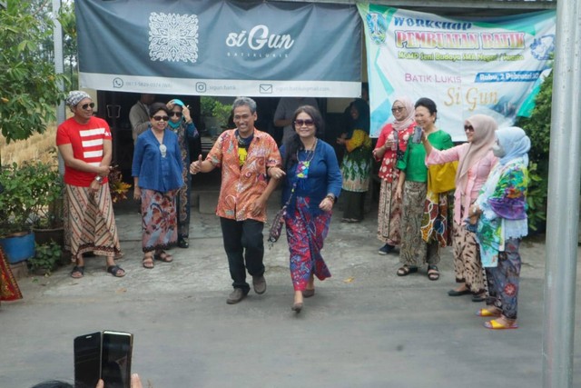 Mas Guntur dan dosen Unesa yang turut serta. Dok Nanang Diyanto