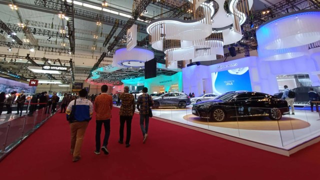 Suasana arena pameran kendaraan penumpang di GIIAS 2022. Foto: Gesit Prayogi/kumparanOTO