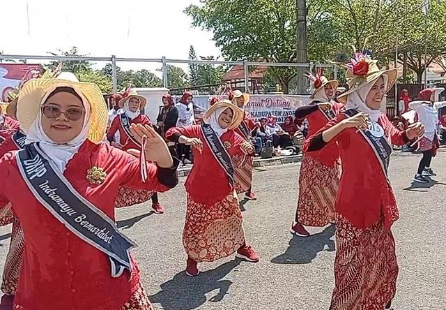 Peserta Lomba Senam berkebaya yang diadakan Pemkab Indramayu untuk mendukung Kebaya didaftarkan ke UNESCO.(Juan)