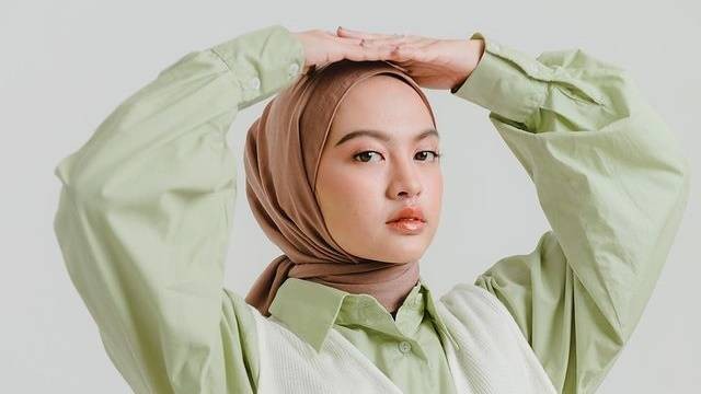 Ilustrasi padu padan outfit dengan items warna lime. Foto: Instagram.com/tasyakissty