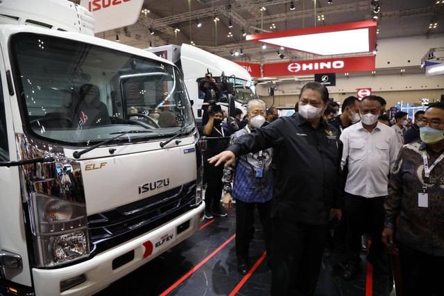 Menteri Koordinator Bidang Perekonomian, Airlangga Hartarto melihat truk listrik produk dari ISUZU usai membuka pameran otomotif Gaikindo Indonesia International Auto Show (GIIAS) di ICE BSD, Tangerang, Kamis (11/8). Foto: Aditia Noviansyah/kumparan