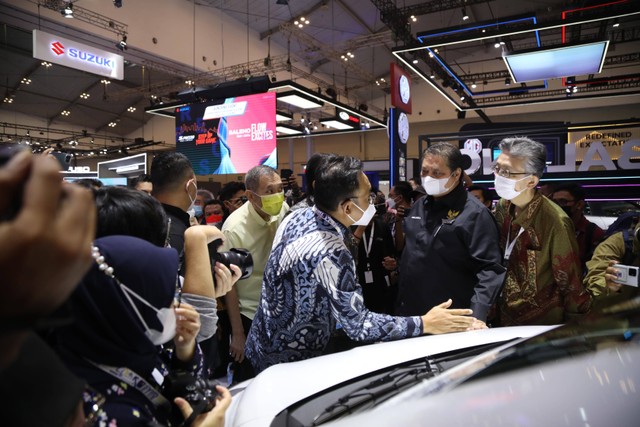 Menteri Koordinator Bidang Perekonomian, Airlangga Hartarto (ke dua dari kanan) melihat mobil produk Suzuki usai membuka pameran otomotif Gaikindo Indonesia International Auto Show (GIIAS) di ICE BSD, Tangerang, Kamis (11/8). Foto: Aditia Noviansyah/kumparan