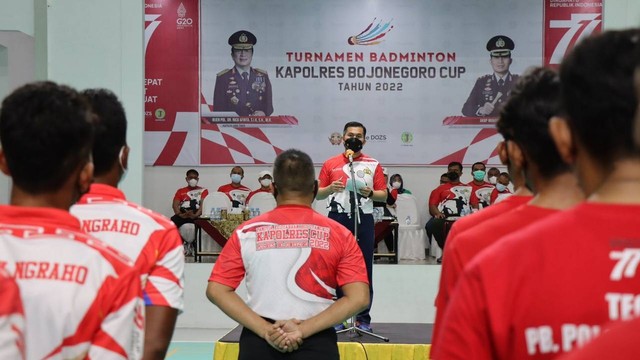 Kapolres Bojonegoro, AKBP Muhammad, saat beri sambutan dalam pembukaan Turnamen Badminton Kapolres Bojonegoro Cup 2022. Rabu malam (10/08/2022). (foto: dok istimewa)
