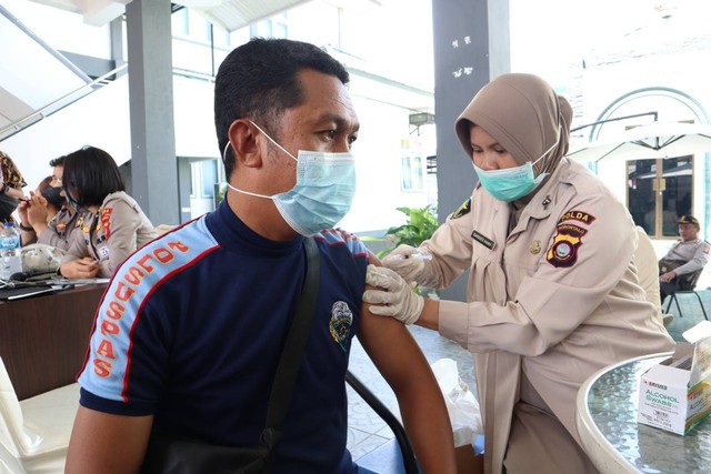 Salah satu petugas dari Lapas Gorontalo Melakukan Vaksin Booster Covid-19,Kamis (11/08).