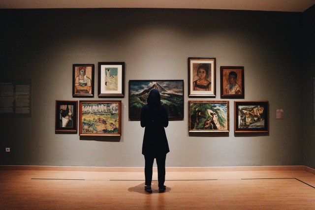 Cara Beli Tiket Ruang Imersif Museum Nasional, Foto ini hanya ilustrasi dan bukan tempat sebenarnya. Sumber: Unsplash/Zalfa Imani