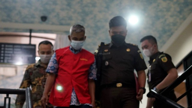 Kejari Depok membawa tersangka A ke Rutan Kelas 1 Depok terkait kasus dugaan korupsi pada Dinas Pemadam Kebakaran dan Penyelamatan Kota Depok. Foto: Dok. Istimewa