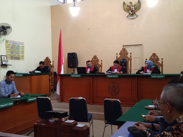 Sidang putusan gugatan perbuatan melawan hukum di Pengadilan Negeri Karimun. Foto: Khairul S/kepripedia.com