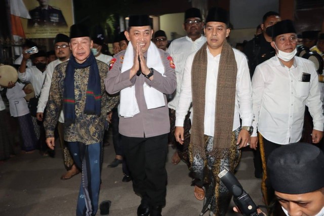 Kapolri Jenderal Listyo Sigit Prabowo saat berkunjung ke Pondok Pesantren Buntet di Kabupaten Cirebon, Jawa Barat. Foto: Istimewa