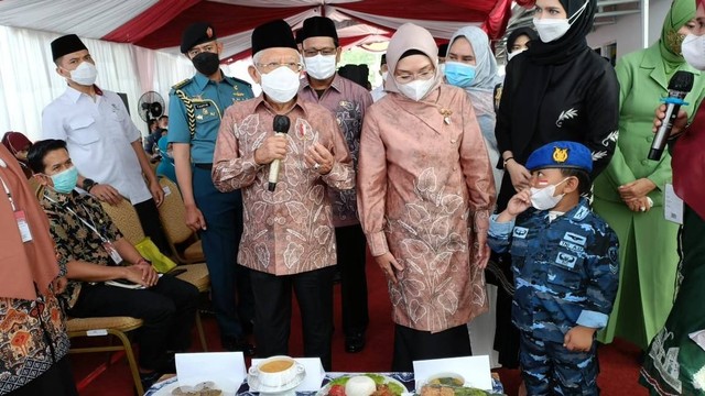 Wapres Ma'ruf Amin dan istrinya, Wury Ma'ruf Amin, meninjau Posyandu Kenanga, Banjarbaru Selatan, Kota Banjarbaru, Kamis (11/8/2022). Foto: BPMI Setpres