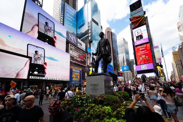 Samsung dan BTS meramaikan Time Square, New York, AS, dengan memperkenalkan HP baru Samsung Galaxy Z Flip 4 dan video musik baru BTS, Yet to Come. Foto: Dok. Samsung