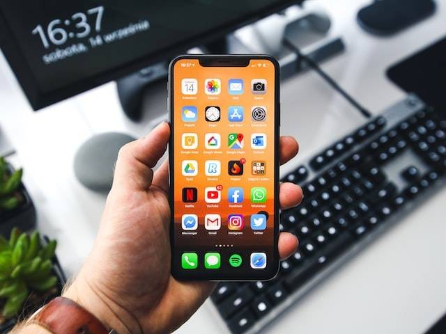 Cara merekam layar iPhone 11. Sumber: unsplash.com