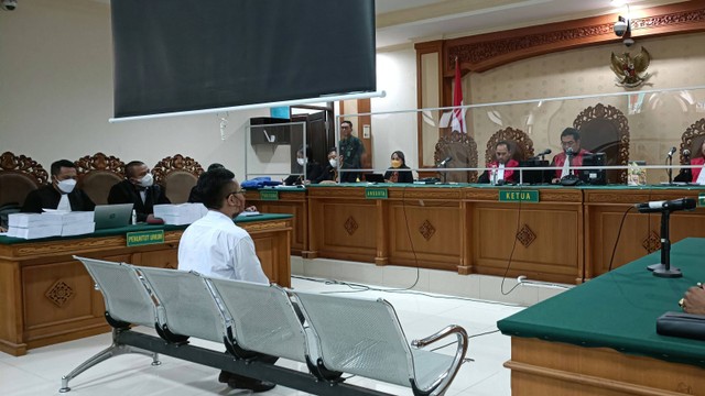 Staf Khusus Bidang Ekonomi dan Pembangunan Kabupaten Tabanan sekaligus dosen nonaktif Universitas Udayana Dewa Nyoman Wiratmaja saat menjalani sidang tuntutan di Pengadilan Tipokor Denpasar, Kamis (11/8). Foto: Denita BR Matondang/kumparan