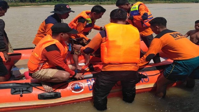 Tim SAR evakuasi jasad bocah tenggelam di sungai, Kabupaten Kuansing, Riau (Dok. SAR)