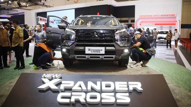 Pengunjung melihat mobil Xpander Cross di GIIAS 2022, ICE BSD, Tangerang, Kamis (11/8). Foto: Aditia Noviansyah/kumparan