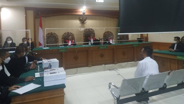 Terdakwa I Gede Wiratmaja saat mendengarkan tuntutan jaksa di Pengadilan Tipikor, Denpasar, Bali - ROB