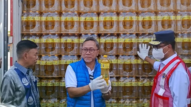 Mendag Zulkifli Hasan saat peluncuran MinyaKita ke Indonesia Timur melalui Tol Laut di Pelabuhan Tanjung Priok, Kamis (11/8/2022). Foto: Akbar Maulana/kumparan