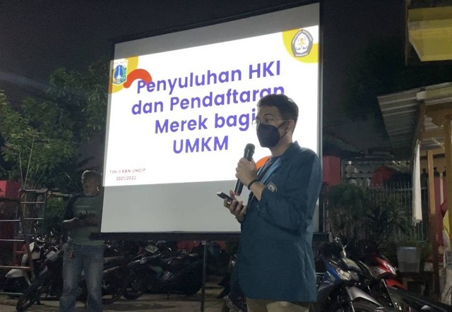 Pelaksanaan Kegiatan Penyuluhan HKI dan Pendaftaran Merek bagi UMKM di Balai RW 04, Kelurahan Dukuh, Jakarta Timur oleh Mahasiswa KKN Tim II Universitas Diponegoro 2021/2022. Sumber : Dokumentasi Pribadi.