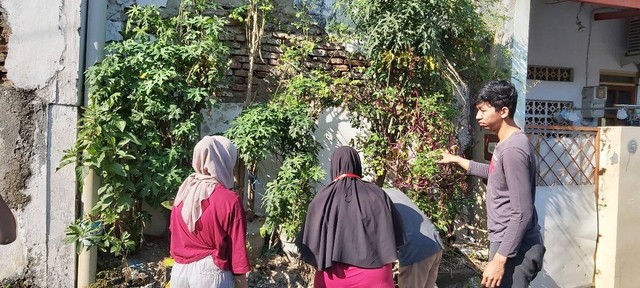 Survei dan kerja bakti pembersihan lahan di RT 4 RW 3 Kelurahan Jagalan (Sumber : dokumentasi pribadi).