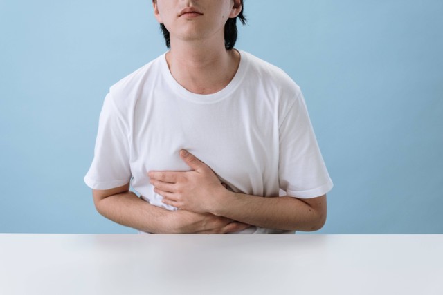 GERD adalah kondisi naiknya asam lambung yang menyebabkan rasa nyeri pada bagian dada. Foto: Pexels.com