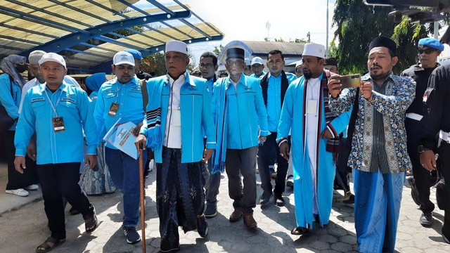 Pengurus Partai Darul Aceh (PDA) saat tiba di Kantor KIP Aceh, Kamis (11/8) petang, untuk mendaftar sebagai parpol lokal calon peserta Pemilu 2024. Foto: Habil Razali/acehkini