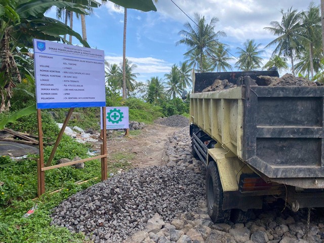 Proyek pembangunan jalan ke kawasan Resort di Wailanga, Kelurahan Takome, Kecamatan Ternate Barat, Kota Ternate, Maluku Utara. Foto: Samsul/cermat