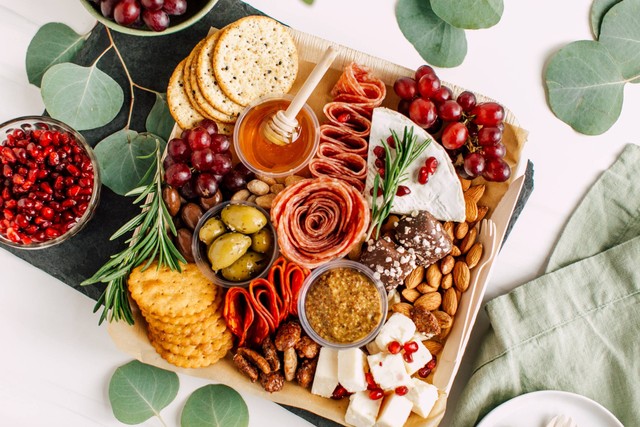 Ilustrasi Charcuterie, seni menyusun makanan ala Prancis. Foto: Katheryn Moran/Shutterstock