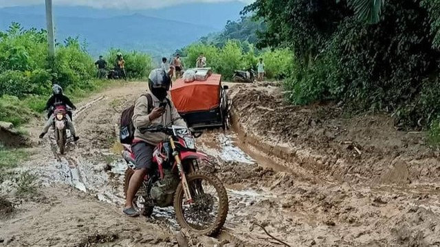Pengendara roda dua harus ekstra hati-hati saat melintas jika tidak ingin terjebak lumpur. Foto: Dok Istimewa.