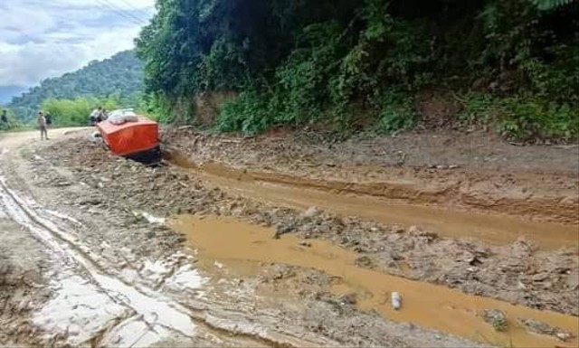 Kondisi jalan penghubung di Konawe rusak parah. Foto: Dok Istimewa.