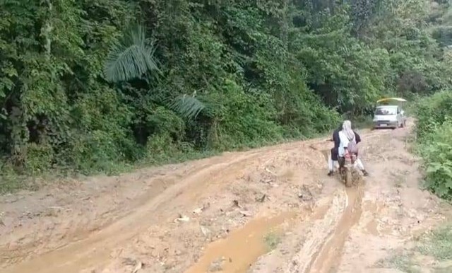 Kondisi jalan penghubung di Konawe rusak parah. Foto: Dok Istimewa.