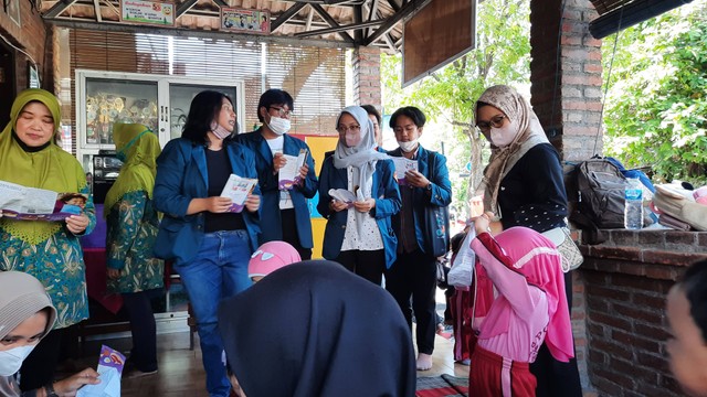 Mahasiswa KKN Tim II Universitas Diponegoro melakukan penyuluhan dalam upaya mencegah stunting. (Sumber: dokumen pribadi)