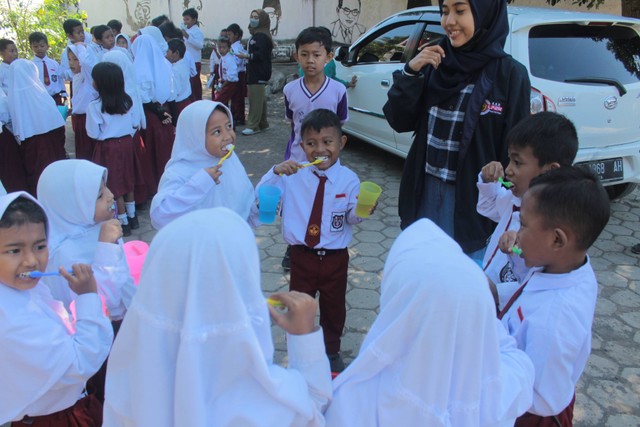 Mahasiswa KKN Unej Terapkan Higiene Mulut dan Tangan pada Murid SD Tegal Mijin (189421)