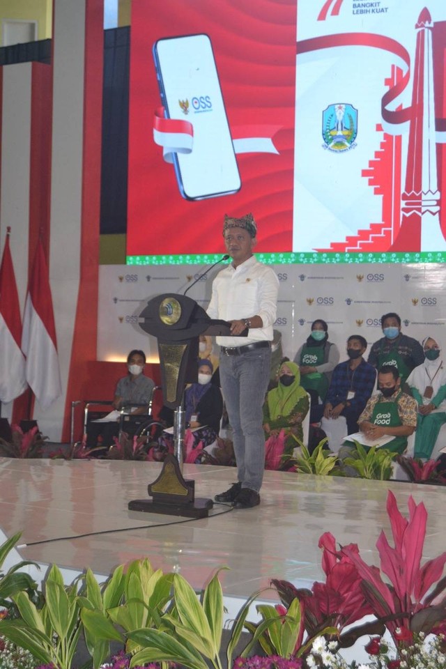 Menteri Investasi Republik Indonesia, Bahlil Lahadalia hadir di acara pemberian NIB kepada Pelaku Usaha Mikro Kecil (UMK) Perseroan di GOR Tawangalun Kabupaten Banyuwangi, Jawa Timur (11/8). Foto: PNM