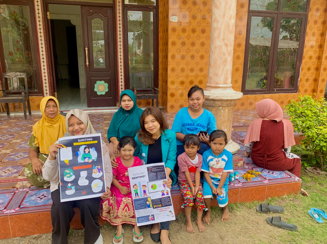 Foto bersama ibu-ibu di Desa Sebanen. Dokumentasi pribadi.jpg