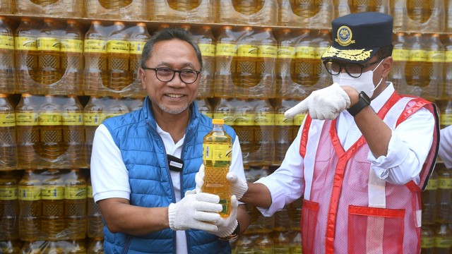 Menteri Perdagangan Zulkifli Hasan (kiri) bersama Menteri Perhubungan Budi Karya Sumadi (kanan) menunjukkan minyak goreng Minyakita sebelum di kirim ke Indonesia bagian timur di Pelabuhan Tanjung Priok, Jakarta, Kamis (11/8/2022). Foto: Akbar Nugroho Gumay/ANTARA FOTO